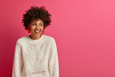 close-up-portrait-of-young-beautiful-and-happy-woman-isolated_opt 400X267